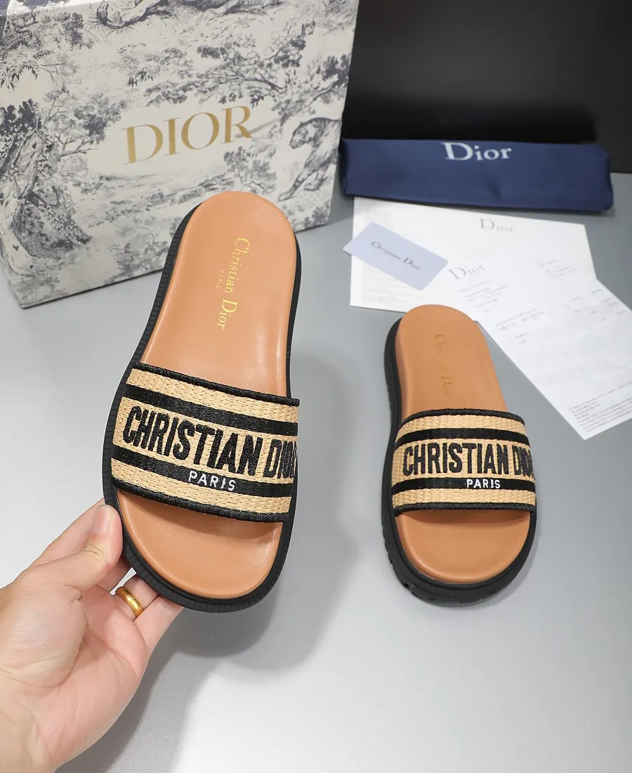 👟👟Ex-factory price 360👟👟 Dior flat slippers, straw sugar upper with electric embroidery weaving, embroidered letters, and sheepskin lining. TPU outsole, code number: 35-42